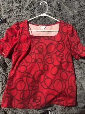 Liz Claiborne Red Short-Sleeve Scoop Neck Tee with Black Swirl Print